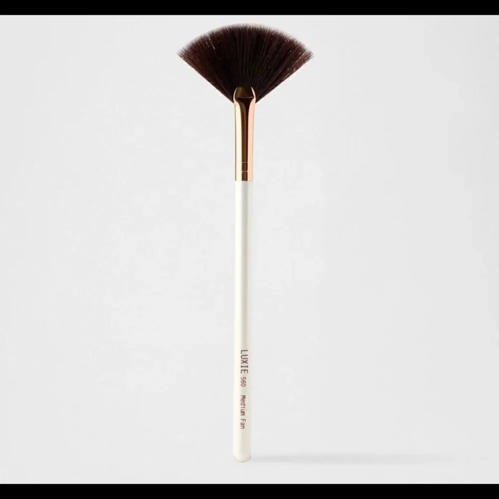 Bundle LUXIE 560 Medium Fan Brush Ipsy Bag